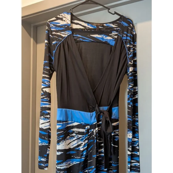 Women's BCBGMAXAZRIA Dress Size M Black Blue Long Sleeve - Picture 3 of 10